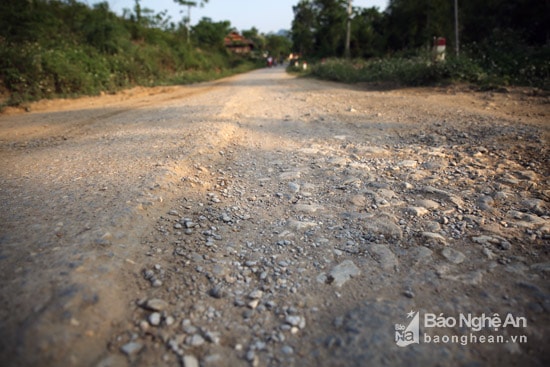 Đường vào trung tâm xã Quang Phong (Quế Phong) đoạn qua xã Cắm Muộn.