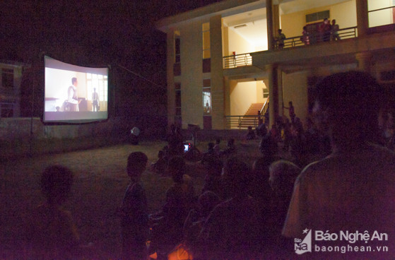  Buổi chiếu phim đề tài về Bác Hồ được trình chiếu tại sân UBND xã Nam Phúc. Ảnh: Thành Cường.