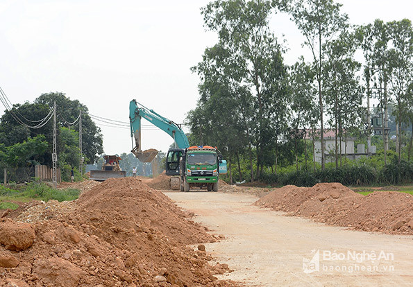 Thi công đường chống ngập lũ vùng 5 Nam đoạn qua xã Khánh Sơn, huyện Nam Đàn. Ảnh: Thu Giang