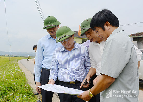 Lãnh đạo tỉnh và đại diện các sở, ngành trao đổi với lãnh đạo huyện Nam Đàn về vùng đất quy hoạch cụm công nghiệp Cầu Đòn. Ảnh: Thu Giang