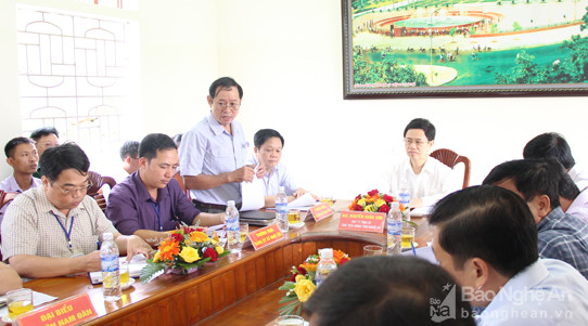 Bí thư Đảng ủy xã Nam Lộc - Nguyễn Xuân Lành báo cáo tình hình công tác xây dựng Đảng và hệ thống chinh trị tại địa phương. Ảnh: Mai Hoa