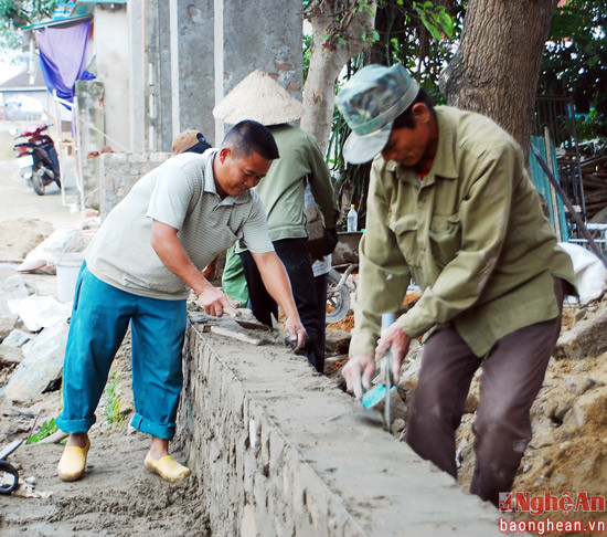 Nhân dân Nam Lộc tự nguyện hiến đất, phá dỡ bờ rào, xây dựng bờ rào mới làm giao thông nông thôn, Ảnh: tư liệu