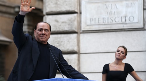 Ông Berlusconi, 80 tuổi, đang hẹn hò với Francesca Pascale, 31 tuổi. Ảnh: Reuters