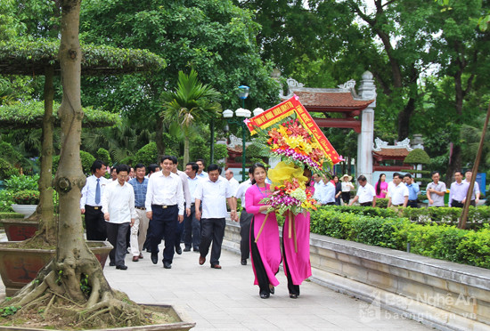 Đoàn lãnh đạo tỉnh về Khu di tích Kim Liên dâng hoa, dâng hương tưởng niệm Chủ tịch Hồ Chí Minh. Ảnh: Mai Hoa