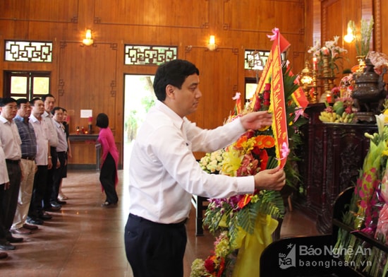 Đồng chí Nguyễn Đắc Vinh - Ủy viên Trung ương Đảng, Bí thư Tỉnh ủy, Trưởng đoàn ĐBQH tỉnh dâng lẵng hoa tươi kính dâng lên anh linh Chủ tịch Hồ Chí Minh. Ảnh: Mai Hoa