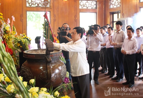 Đồng chí Nguyễn Xuân Sơn - Phó Bí thư Thường trực Tỉnh ủy, Chủ tịch HĐND tỉnh dâng nén hương thơm lên anh linh Chủ tịch Hồ Chí Minh. Ảnh: Mai Hoa