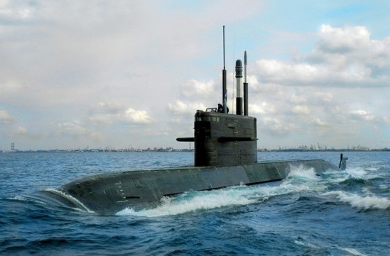 Amur 1650 là phiên bản xuất khẩu tàu ngầm lớp Lada vốn được coi là bước phát triển tiếp theo từ Kilo 636 mà Việt Nam đang sở hữu 6 chiếc. Tàu ngầm tấn công lớp Lada cũng do nhà máy đóng tàu Admiralty Verfi ở St Petersburg (đơn vị đóng Kilo) thi công. So với Kilo 636, Lada được cải tiến tốt hơn nữa về độ ồn khi hoạt động giảm tới mức thấp chưa từng thấy, đặc biệt là trang bị hệ thống đẩy không khí độc lập AIP cho phép tàu ngầm lặn dưới nước lâu hơn cùng hệ thống chiến đấu thế hệ mới. Nguồn ảnh: Deagel