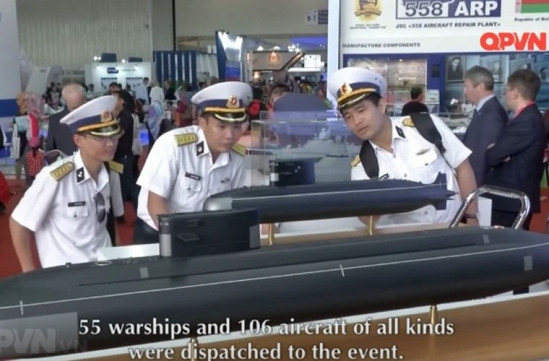 Các hình ảnh do kênh Quốc phòng Việt Nam thực hiện tại triển lãm hàng không và hàng hải quốc tế Langkawi (LIMA 2017) cho thấy phái đoàn Hải quân Việt Nam tham gia LIMA bày tỏ sự quan tâm lớn tới hai phiên bản tàu ngầm lớp Amur rất hiện đại của Nga. Nguồn ảnh: Kênh QPVN