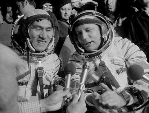 Ngày 31/7/1980, sau 1 tuần bay trên vũ trụ, 2 nhà du hành vũ trụ đã trở về trái đất an toàn.