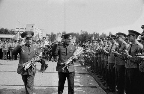 Hai nhà du hành vũ trụ trở về tại sân bay Vũ trụ Baikonur ngày 4/8/1980. 