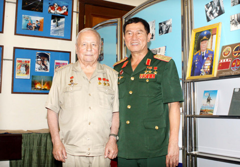 Trung tướng Phạm Tuân và Thiếu tướng Vichtor Vaxilievich Gorbatco tại Lễ kỷ niệm 30 năm ngày bắt đầu chuyến bay vũ trụ Xô-Việt (23/7/1980-23/7/2010).