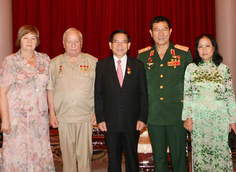 Chủ tịch nước Nguyễn Minh Triết với gia đình Nhà du hành Vũ trụ Liên Xô Gorbatko và gia đình Anh hùng phi công Phạm Tuân năm 2010, nhân kỷ niệm 30 năm chuyến bay lịch sử.