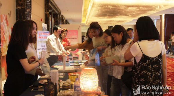 Người dân thành phố Nam Kinh tham quan gian hàng giới thiệu sản phẩm du lịch Cửa Lò. Ảnh: Vương Bằng