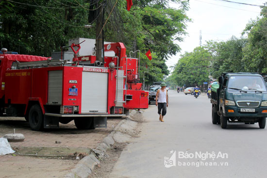 Ngay cả các phương tiện của lực lượng chức năng cũng chiếm hết 1 đoạn vỉa hè đường Nguyễn Văn Trỗi, đẩy người đi bộ xuống lòng đường. Ảnh: Nguyên Nguyên