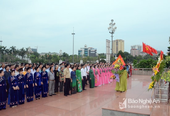 Ban tổ chức Lễ hội, đoàn nghệ thuật quần chúng, vận động viên dâng hoa tại Tượng Đài Bác Hồ, Quảng trường Hồ Chí Minh. Ảnh: Thành Chung