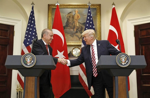 Tổng thống Thổ Nhĩ Kỳ Tayyip Erdogan (trái) nói rằng, cuộc thảo luận với Tổng thống Mỹ Donald Trump đã diễn ra thẳng thắn. Ảnh: Reuters