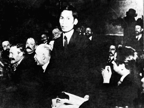 Tại Đại hội toàn quốc Đảng Xã hội Pháp ở thành phố Tua (Pháp) tháng 12/1920, đồng chí Nguyễn Ái Quốc trở thành một trong những người sáng lập Đảng Cộng sản Pháp. (Ảnh tư liệu).