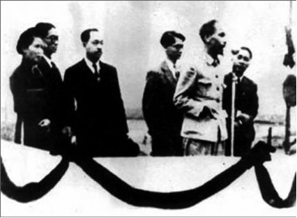 Sáng 2-9-1945, tại Quảng trường Ba Đình lịch sử, Chủ tịch Hồ Chí Minh đã đọc bản Tuyên ngôn độc lập, khai sinh ra nước Việt Nam dân chủ cộng hòa.