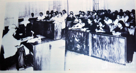 2.Bà Nguyễn Thị Nhâm (hàng đầu, thứ 3 từ phải sang) trong buổi trò chuyện của Bác Hồ với đoàn cán bộ tỉnh Nghệ An năm 1968