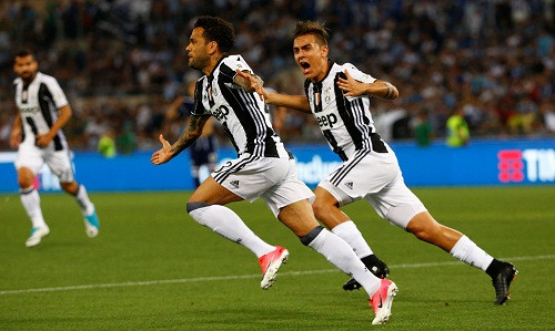 Alves vui mừng sau khi ghi bàn mở tỷ số. Ảnh: Reuters.