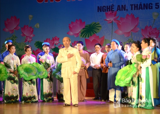 Tạo hình tượng Bác Hồ về thăm quê lần thứ nhất của đoàn nghệ thuật quần chúng tỉnh Nghệ An gây ấn tượng lớn. Ảnh: Thanh Sơn