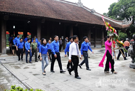 Đoàn đại biểu tình đoàn tới Khu di tích Kim Liên trong những ngày tháng 5 lịch sử.