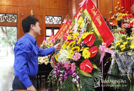 Đồng chí Trần Tuấn Vinh dâng lẵng hoa tươi thắm 