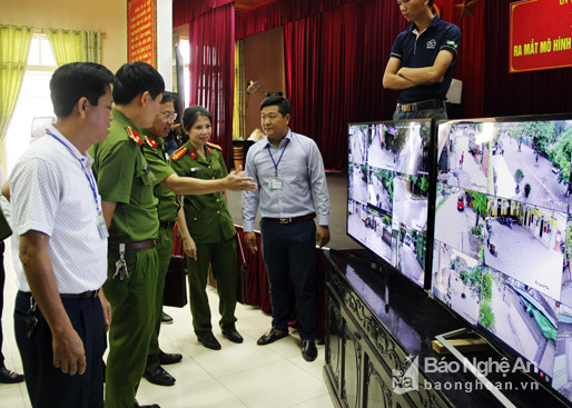 Đại biểu xem hình ảnh trích xuất từ camera cộng đồng. Ảnh: Cảnh Nam