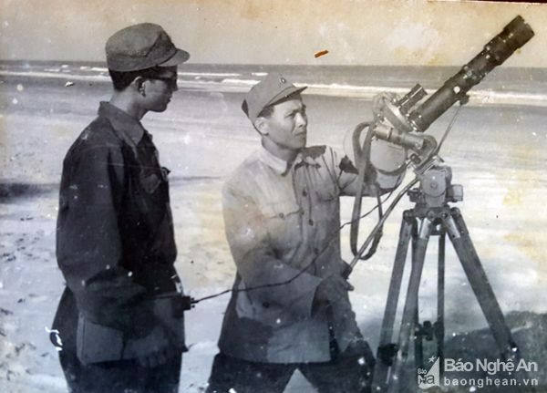 Thiếu tá Nguyễn Thanh Xuân (cầm máy quay) khi đang tác nghiệp. Ảnh: tư liệu