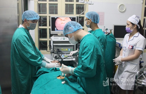 Bệnh viện Ung bướu Nghệ An là đơn vị y tế đầu tiên tại khu vực Bắc Trung Bộ triển khai kỹ thuật mở thông dạ dày qua da, có hỗ trợ nội soi. Ảnh: Đinh Nguyệt