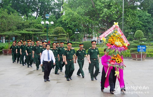 Đoàn đại biểu Bộ CHQS tỉnh dâng hoa nhân dịp kỷ niệm 127 năm Ngày sinh nhật Bác. Ảnh: Phong Quang