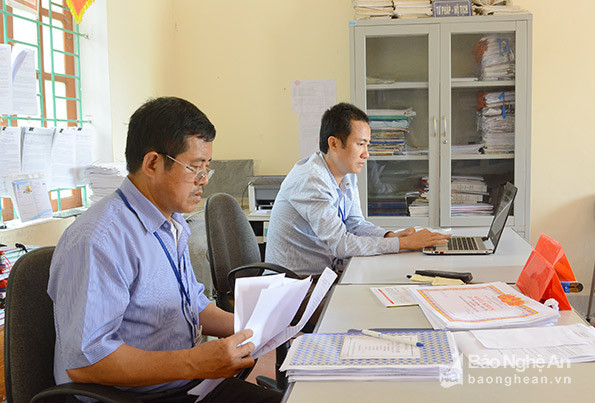 Công chức thực hiện nhiệm vụ chuyên môn tại UBND xã Ngọc Lâm, huyện Thanh Chương. Ảnh: Thu Giang