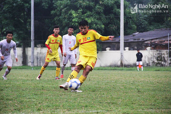 Thầy trò HLV Ngô Quang Trường có một trận đấu bổ ích trước thềm VCK U15 QG trước U17 Viettel. Ảnh: Trung Kiên.