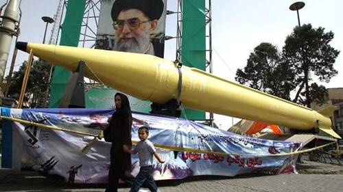 Các tên lửa Shahab-2 và Shahab-3 được trưng bày tại phía nam Tehran. Ảnh: AFP