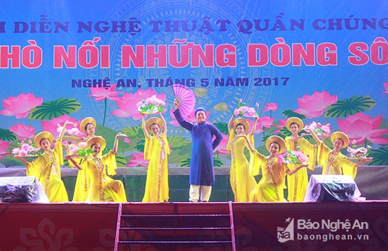 Trong những ngày tháng 5 lịch sử, hòa cùng bầu không khí cả nước hướng về kỷ niệm 127 năm ngày sinh Chủ tịch Hồ Chí Minh, chương trình giao lưu biểu diễn nghệ thuật “Câu hò nối những dòng sông” do Bộ Văn hóa, thể thao và du lịch cùng với UBND tỉnh Nghệ An đã được tổ chức tại quảng trường Hồ Chí Minh, TP Vinh. Ảnh: Chu Thanh