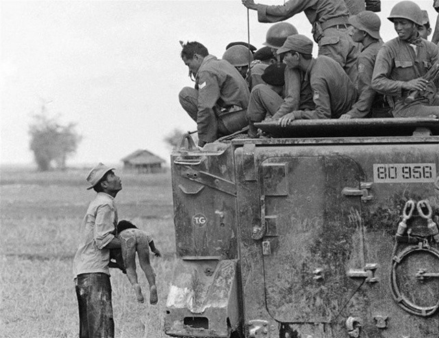 Từ sau năm 1945, Mỹ bắt đầu đứng sau ủng hộ và giúp đỡ Pháp xâm lược tái chiếm Việt Nam và sau 1954 thì từng bước hất cẳng và thay chân Pháp, mở rộng chiến tranh xâm lược ra toàn miền Nam, chia cắt đất nước thành hai miền. Điều này dẫn đến cuộc chiến tranh Việt Nam, một trong những cuộc chiến tranh tàn khốc và hao người tốn của nhất trong lịch sử nước Mỹ. Kết cục, Mỹ đã thất bại hoàn toàn vào ngày 30/4/1975, khi quân đội Giải phóng tiến về Sài Gòn, thống nhất đất nước sau nhiều thập kỷ bị chia cắt. Ảnh: Người cha Việt Nam ôm xác con - Bức ảnh đoạt giải thưởng Pulitzer năm 1965 của nhiếp ảnh gia Horst Faas.