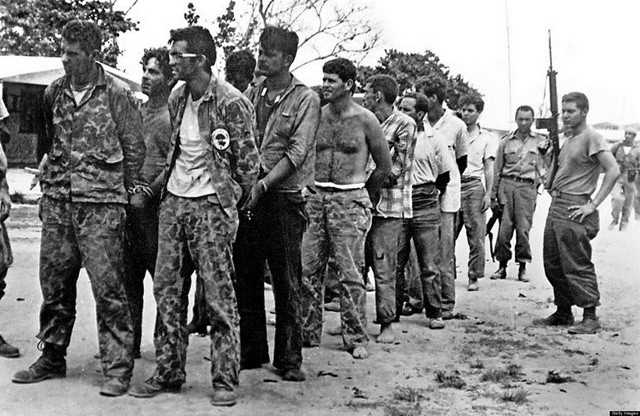 Vào ngày 17/4/1961, dưới sự hậu thuẫn của quân đội Mỹ và CIA, một đội quân người Cuba lưu vong do Mỹ huấn luyện đã đổ bộ vào vùng vịnh Giron của Cuba nhằm thực hiện một cuộc xâm chiếm, lật đổ chính phủ của nhà lãnh đạo Fidel Castro. Cuộc chiến kéo dài đến ngày 19/4, với sự thất bại toàn diện của lực lượng lưu vong. Sự kiện này được coi là một nỗi hổ thẹn lớn của CIA và chính quyền tổng thống John F. Kennedy – người vừa nhậm chức cách đó 4 tháng. Ảnh: Các tù binh bị quân đội Cách mạng Cuba bắt giữ.