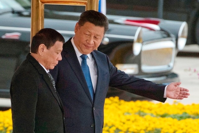 Tổng thống Philippines Rodrigo Duterte và Chủ tịch Trung Quốc Tập Cận Bình. Ảnh: AP