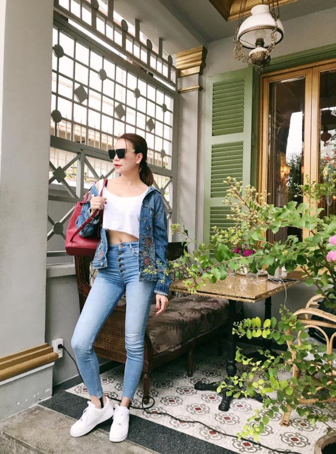 Trà Ngọc Hằng khỏe khoắn cùng cả cây denim với cách kết hợp skinny và áo denim thêu hoa năng động.