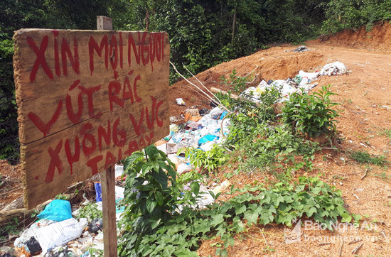 Xã Mậu Đức đã quy hoạch bãi rác chung nhưng người dân vẫn vứt rác bừa bãi, gây ô nhiêm môi trường.