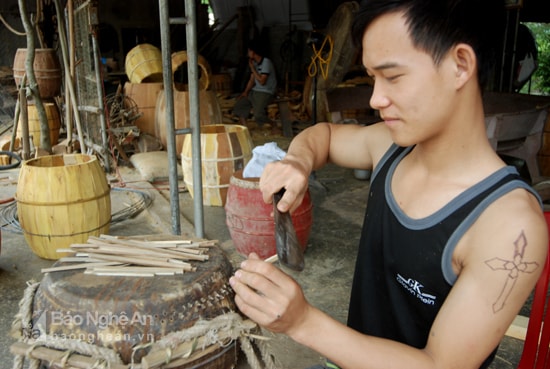 Nghề làm trống Thanh Chương. Ảnh: Đình Hà