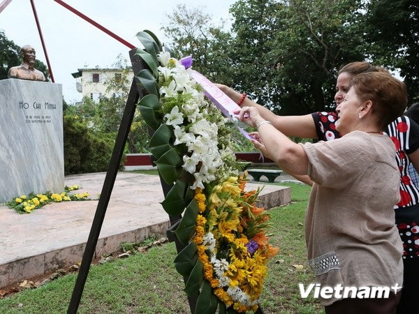 Bạn bè thế giới tưởng nhớ Hồ Chủ tịch tại tượng đài Bác ở Cuba.