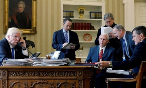 Tổng thống Trump cùng các cố vấn cấp cao tại Nhà Trắng. Ảnh: Reuters