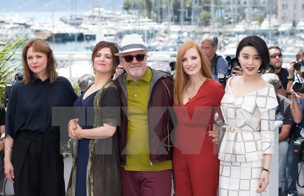 Các thành viên Hội đồng giám khảo Liên hoan phim Cannes 2017 tại lễ khai mạc. (Nguồn: THX/TTXVN)