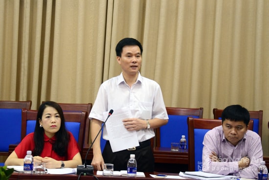 Ông Nguyễn Văn Hải- Phó Giám đốc Trung tâm Xúc tiến và Hỗ trợ đầu tư tỉnh Nghệ An báo cáo tình hình hoạt động của Trung tâm.