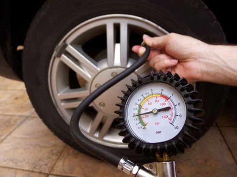 Lốp xe được bơm đúng mức áp suất tiêu chuẩn giúp bạn lái xe an toàn hơn, đánh lái chính xác hơn, xe bền hơn và tiết kiệm nhiên liệu hơn.