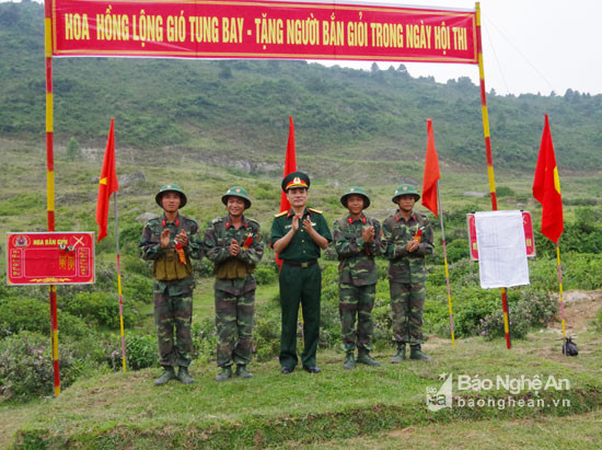 Thượng tá Nguyễn Anh Linh - Phó tham mưu trưởng Bộ CHQS tỉnh tặng hoa bắn giỏi cho các chiến sĩ mới