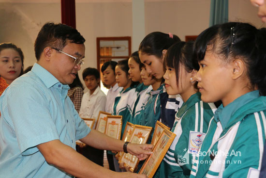 Lãnh đạo huyện Đô Lương trao phần thưởng cho các học sinh giỏi