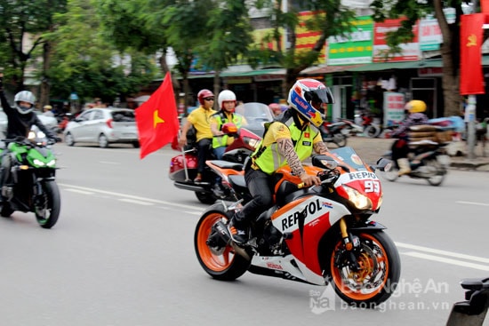 Đoàn diễu hành từ TP Vinh lên Kim Liên (Nam Đàn). Ảnh Nguyên Nguyên