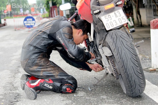 Trong hành trình đến Vinh, một bike Đông Hà (Quảng Trị) bị gặp sự cố với chiếc xe, phải khắc phục dọc đường. Ảnh Nguyên Nguyên